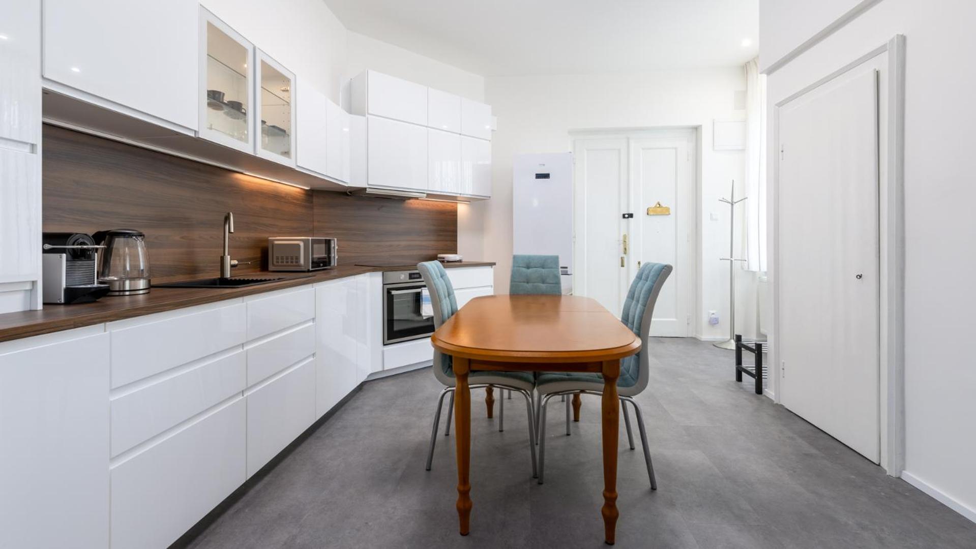 Palisady Charm - Stylish High Ceiling, Downtown, Parking Apartment